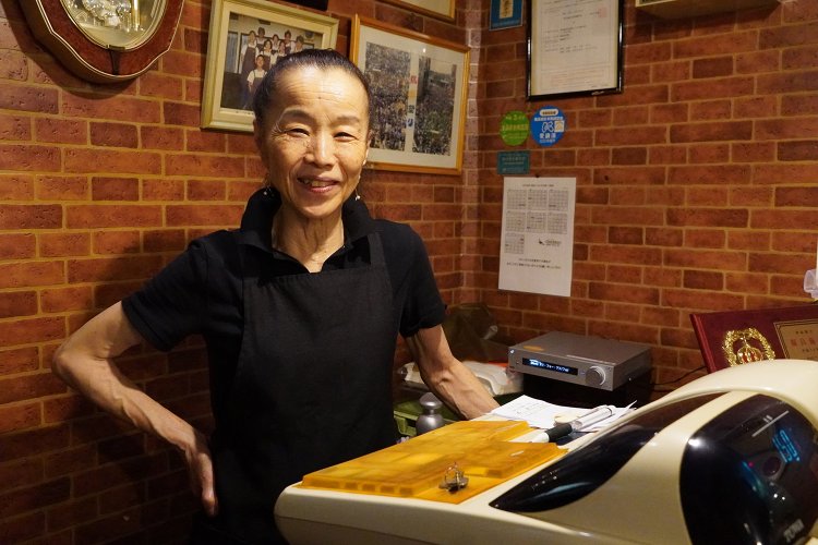 店主の本橋八重子さん。
