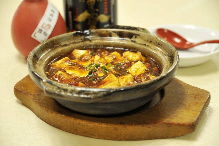 一度食べたらクセになる陳麻婆豆腐1180円。辛い料理が好きな人には、ぜひ味わってほしい逸品だ。