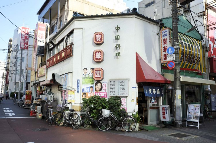歴史を感じさせる店頭。昼飲み客が多いのも、気さくに利用できる店であることの証といえる。