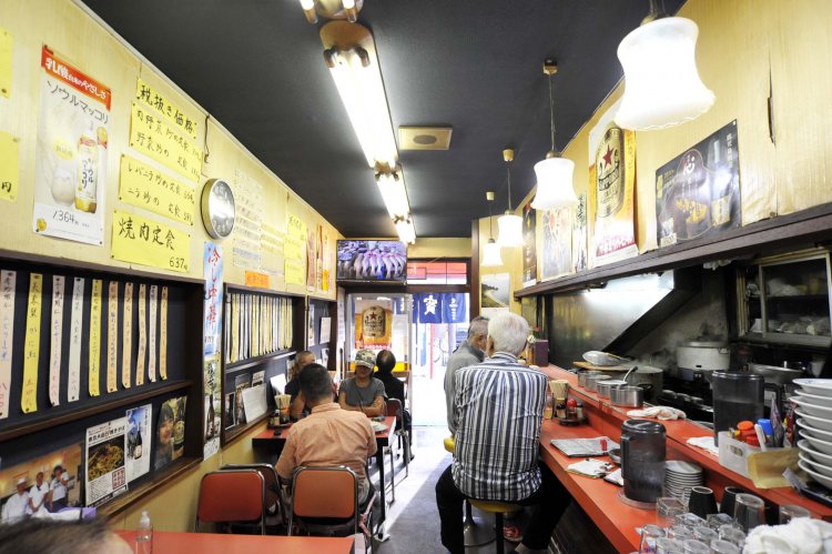 この店では昼飲みは普通。料理をつまみ、店主と話し、テレビを観ながら、思い思いの時を過ごしている。