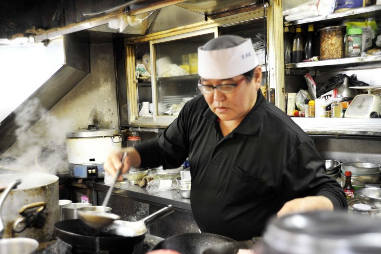 一人で調理を担当する清水宏悦さん。