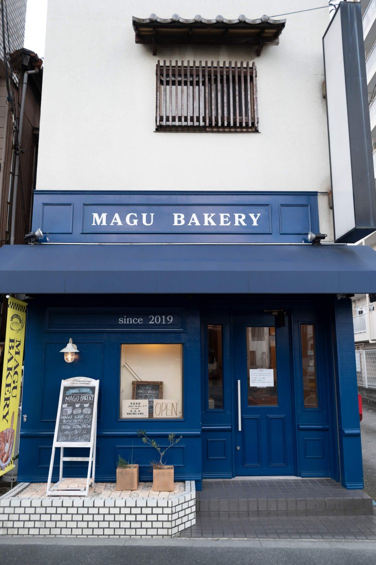 濃いブルーが目を引く、パリの店をイメージした外観。