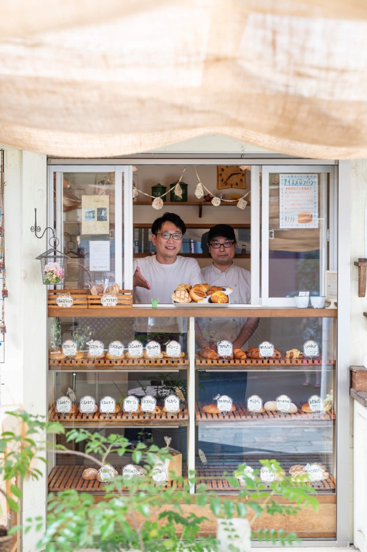 ショーケースに立つ嶋田さん（左）と相棒の弟さん。