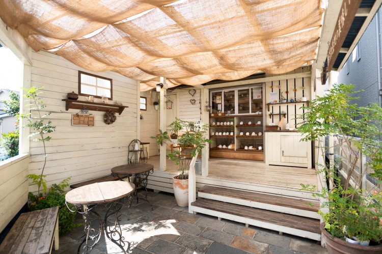 店先は屋根付きのテラス席。イートイン可で飲み物も販売。