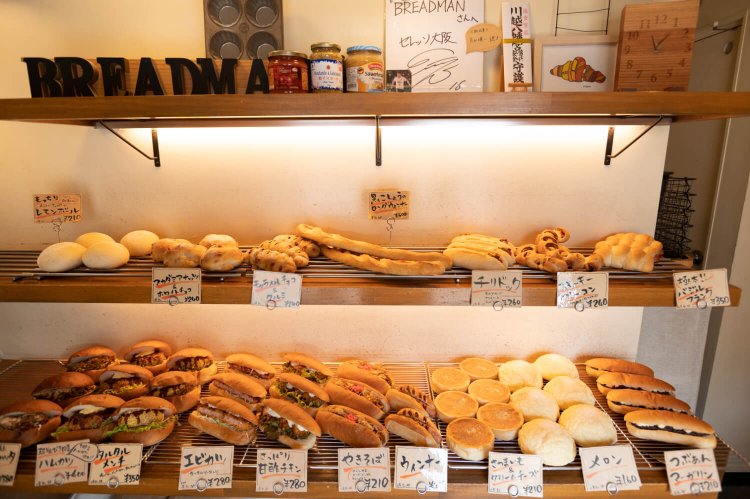 小さな売り場に所狭しと並ぶパン。