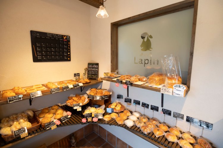 店内を囲むパン棚。