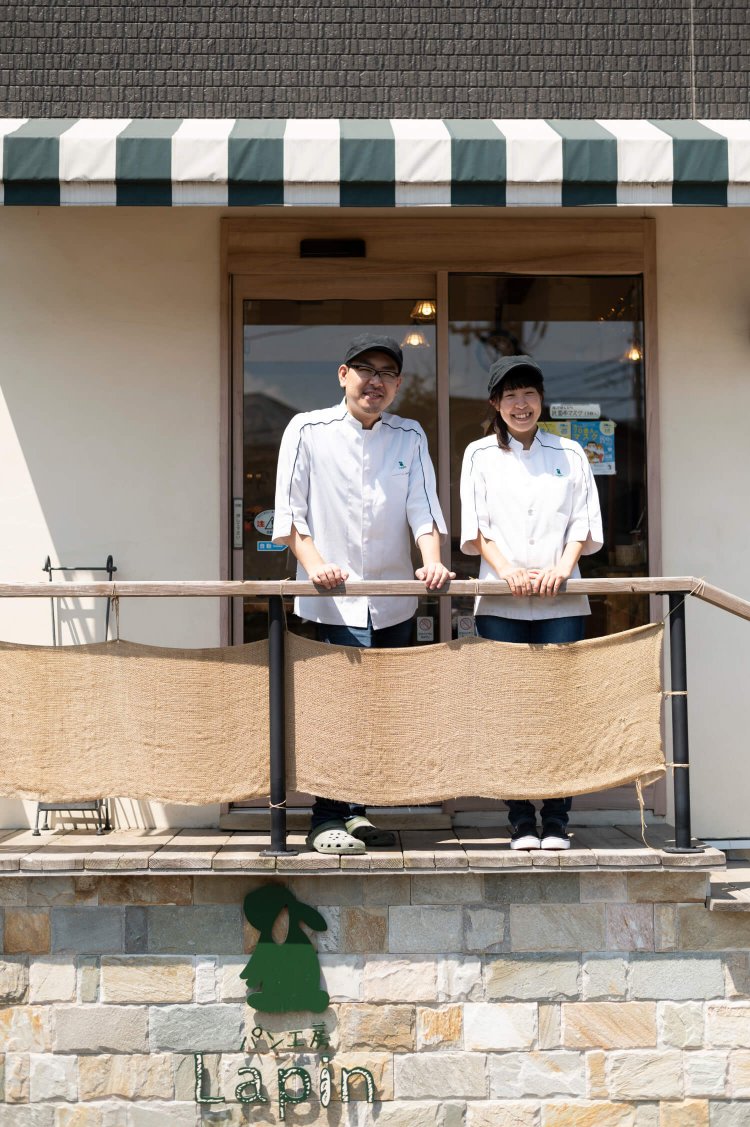 おそろいのユニフォームに身を包む金丸夫妻。