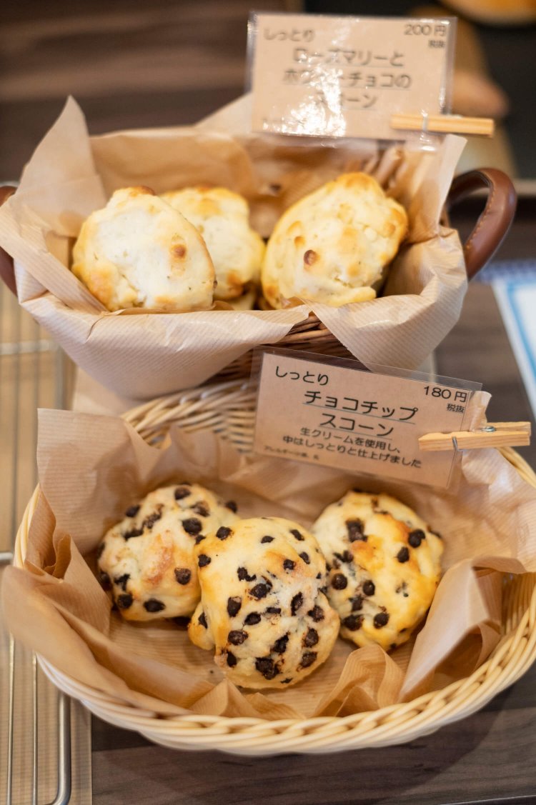 スコーンなどの焼き菓子も並ぶ。
