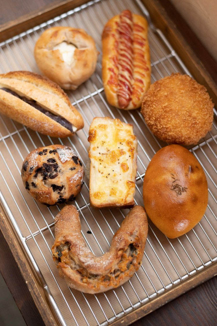 真ん中はMAGU食パンのクロックムッシュ226円。右上から時計回りに、ウインナーパン216円、カレーパン216円、チキンマサラの包み焼き216円、ゴルゴンゾーラハニー248円、チョコチップフランス194円、あんバター248円、クルミとクリームチーズ226円。 中央のクロックムッシュは、ゆめちからで作った食パンを使用。