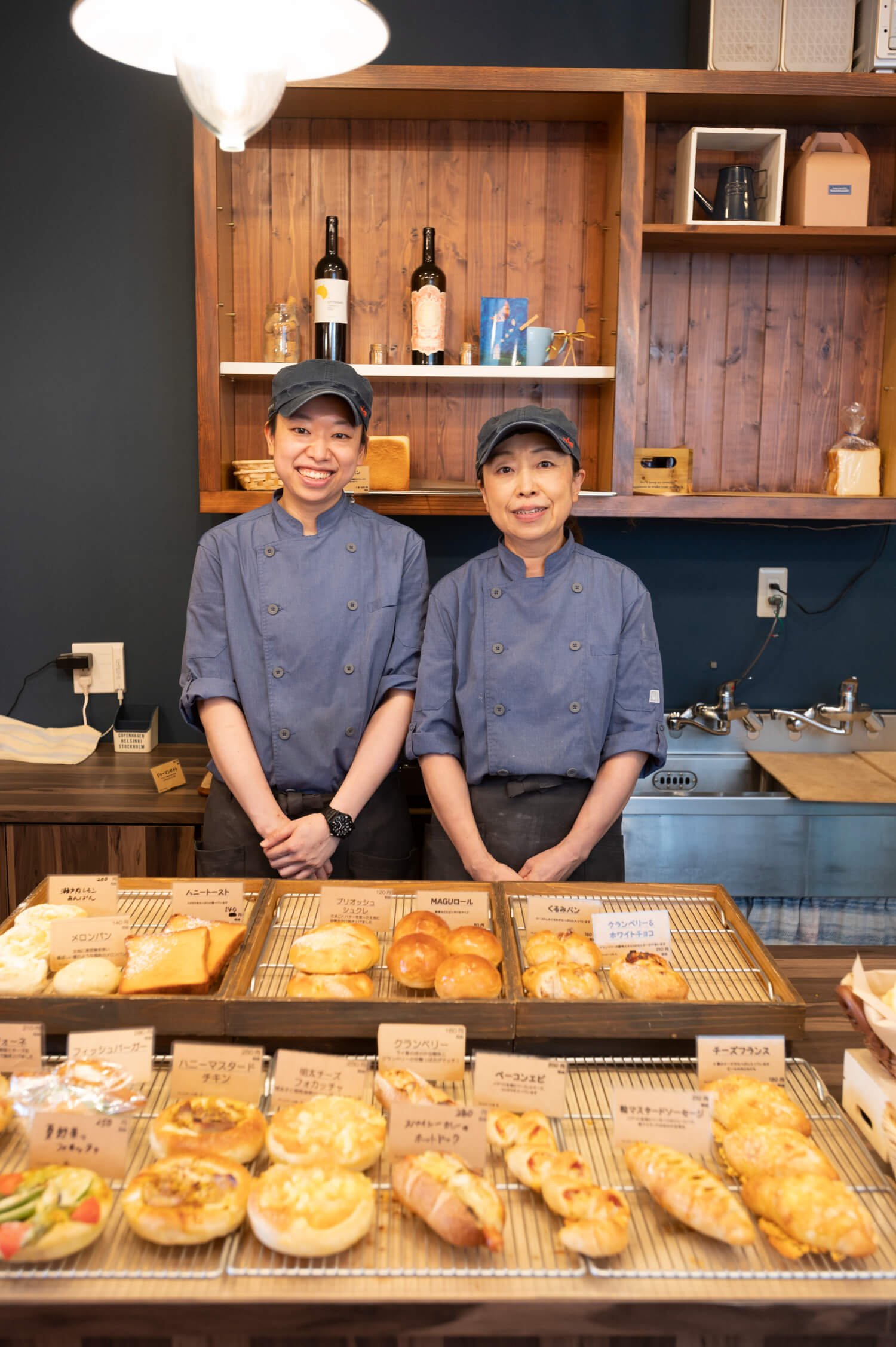 普段は厨房につきっきりの間藏さん(右)と看板娘の千裕さん。