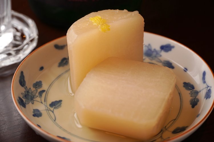 大根が分厚いのにだしがしみしみ。柚子の皮がのる。