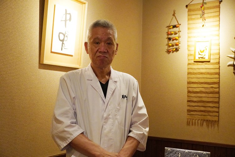 店主の中口さん。店名は中口さんの「中」と「なかなかいいね」の意味から。