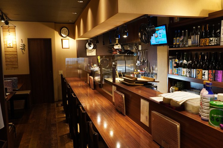 カウンターとテーブルで10席。落ち着いたシックな店内だ。 