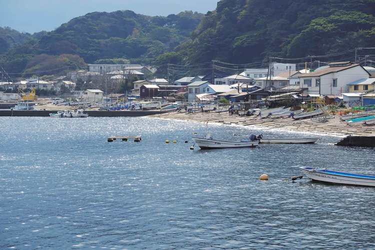 走水港。港周辺は釣りのメッカ。防衛大学の走水海上訓練場もある。