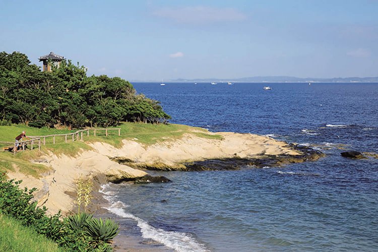 浦賀港の入り口の燈明崎に燈明堂がある。慶安元年（1648）に造られた和式灯台。房総半島からも灯りが見えたとも。