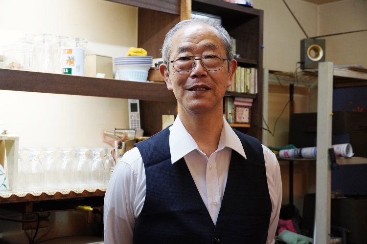 店長の溝端さん。今は3代目となる息子さんとともに店に立つ。