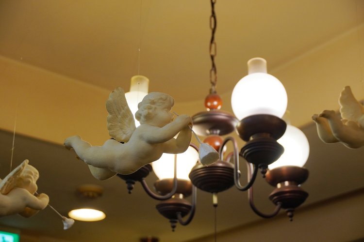 天井から吊るされた天使のオーナメントがゆらゆら。