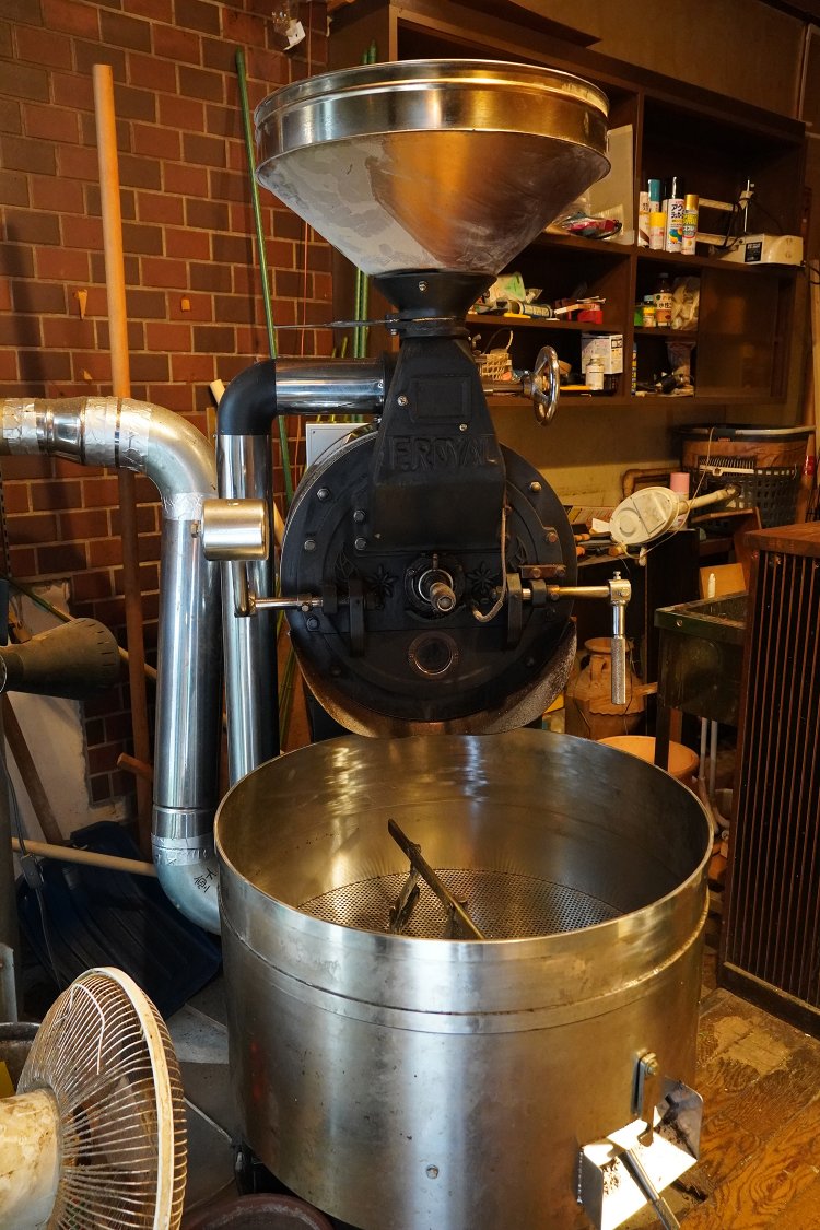 店の1階で自家焙煎。豆の販売もしている。