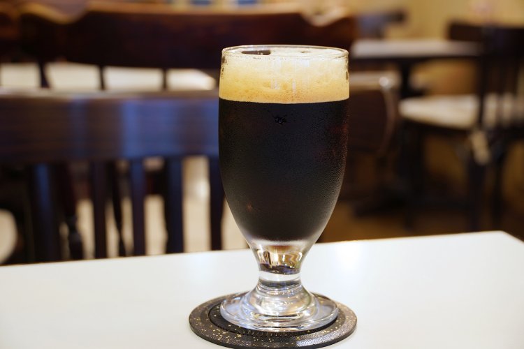 アイスコーヒー480円。ガムシロ抜きの場合はシェイクしないので泡立たない。 