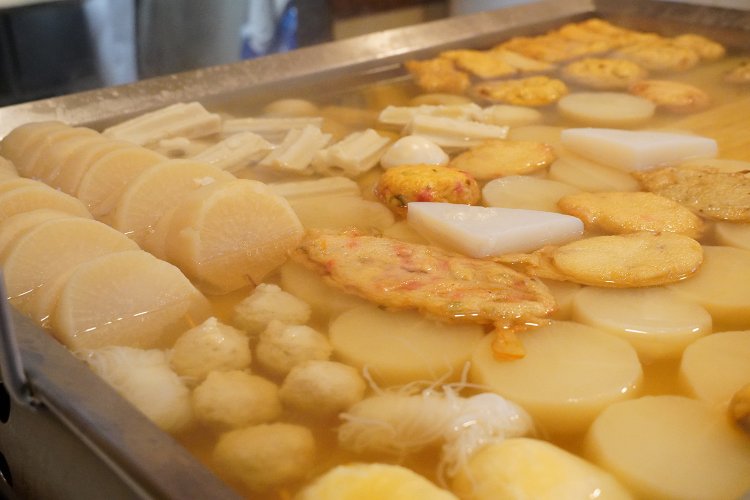 見えているのは食べられるおでん種。その下には大量の下茹でをした大根がぎっしり。