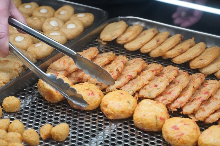 揚げたてのさつま揚げ100円〜がきれいに並べられていく。見ていて楽しい。