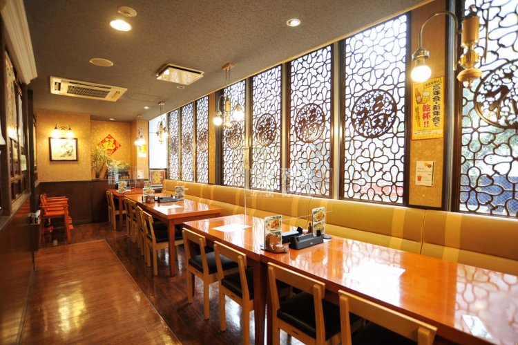 店内は広く、女性オーナーらしい明るく洗練された雰囲気があり、中国的な装飾が随所で見受けられる。