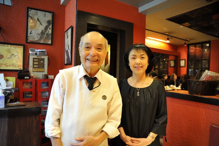 オーナーの指田宏明さんはホール、奥様の郁代さんは厨房を担当する。にこやかな笑顔に人柄がにじむ。