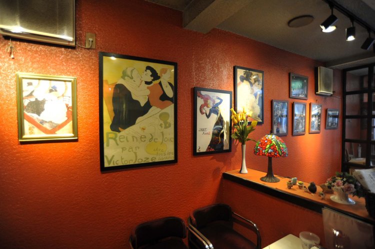 ロートレックの作品を飾った店内でコーヒーを楽しめば、しばしパリ気分。