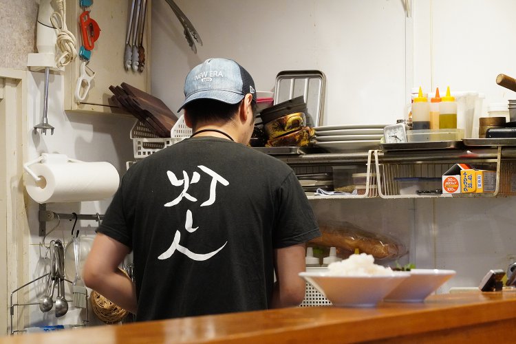 スタッフのTシャツにも「灯」の文字が。