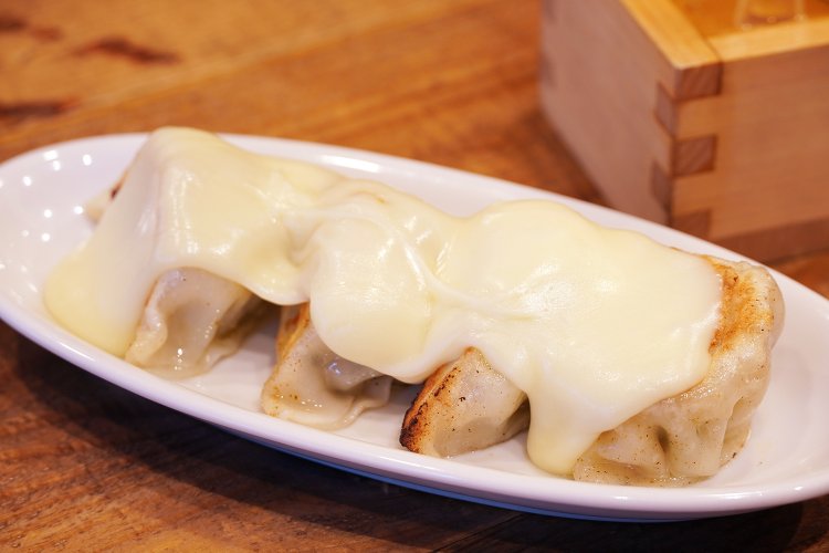 名物！宝永のチーズ餃子580円。肉汁たっぷりでパンチのある味。チーズをたっぷりかけるのが店のオリジナル。