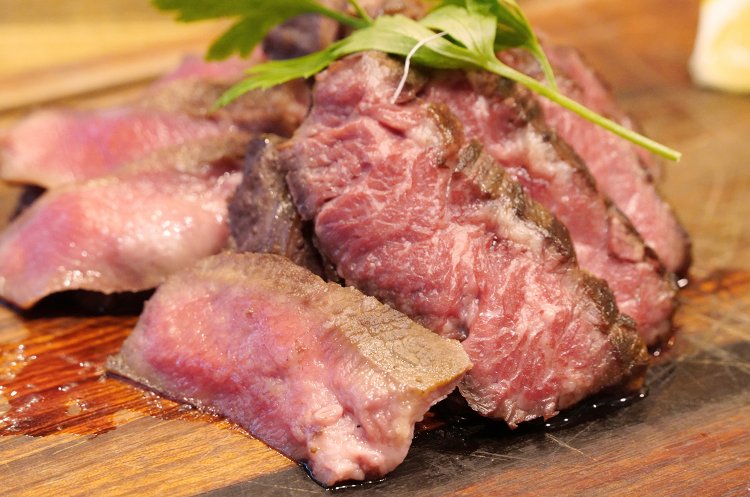 牛肉のステーキ2種盛り合わせ1620円。左の小さめなのがタン、サシの入った右側がハラミ。