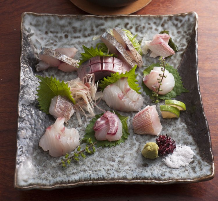 鮮魚5点盛り4人前2420円。