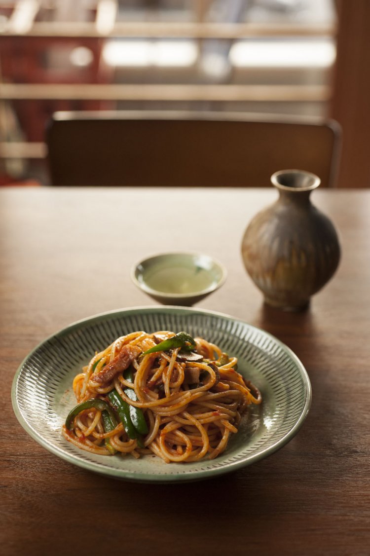 意外や意外。日本酒に合う「喫茶店仕込みのナポリタン」910円。