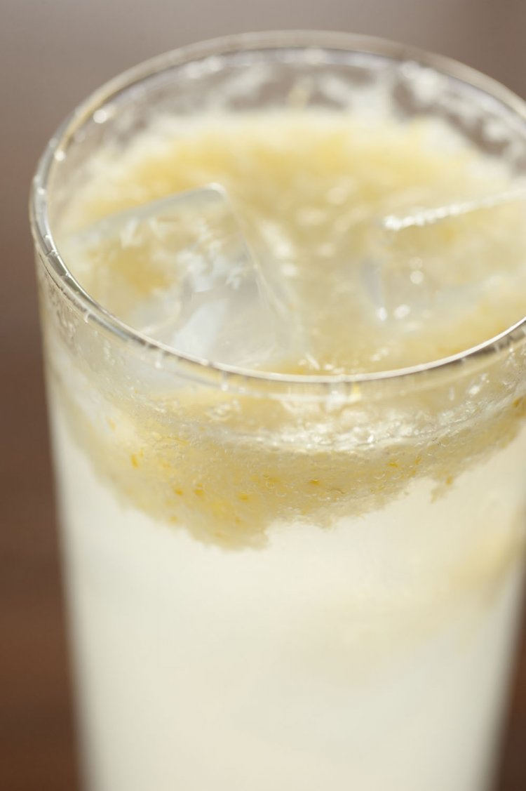 果汁も果皮も入ったレモンサワー540円。