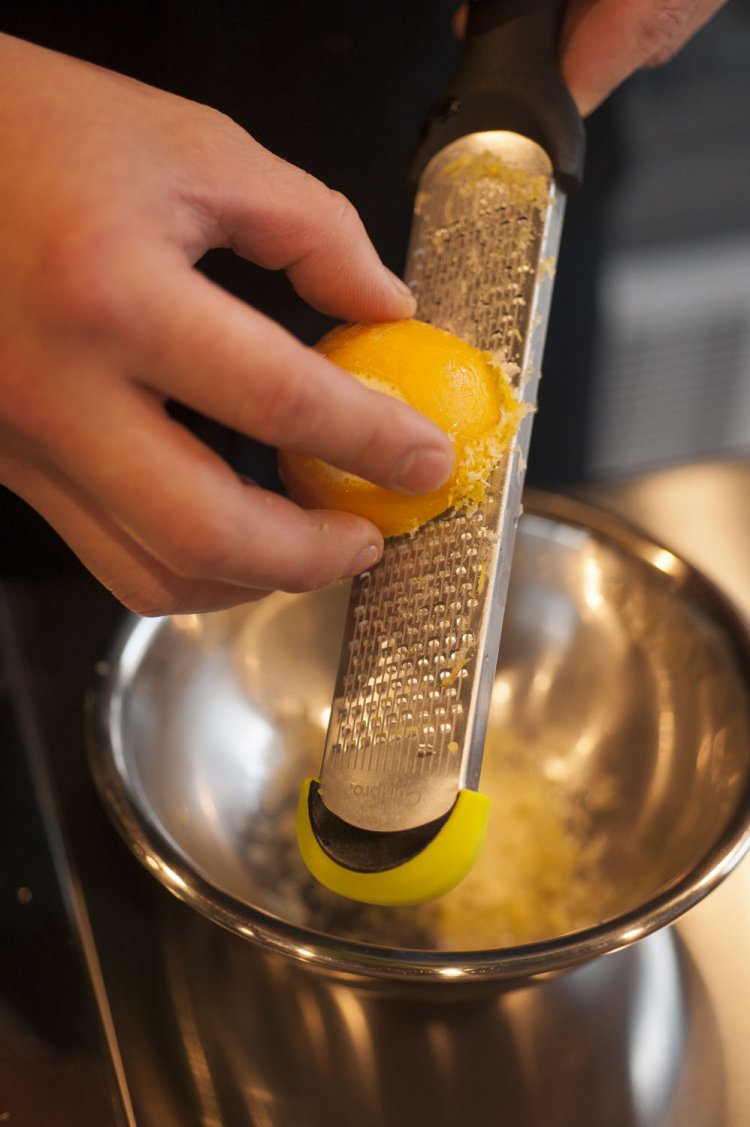 凍らせることでレモンの風味を丸ごと使う。すりおろしレモンのほか、ガムシロップ、ハイサワーを使用。