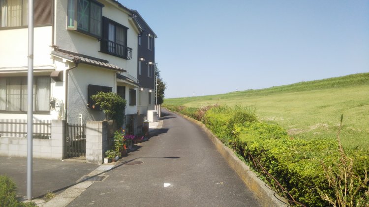 現存する第4代の諏訪家（第46～48作）。所在地は柴又エリアではなく帝釈天から江戸川を約3.5キロ下った北小岩エリア。「とらや」や「朝日印刷所」と気軽に行き来するにはビミョーな距離。