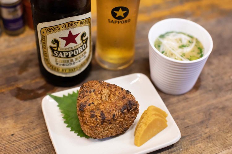 醤油ダレが香ばしい焼きおにぎりは300円。