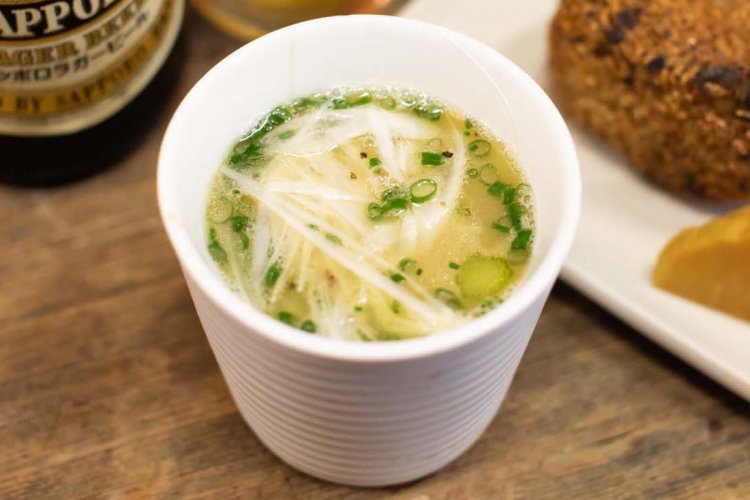 生姜やネギが入り、ぐっと体が温まる鳥スープは限定品350円。