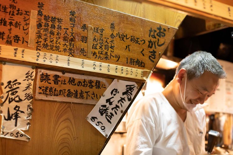 「読書お断り」の貼り紙。