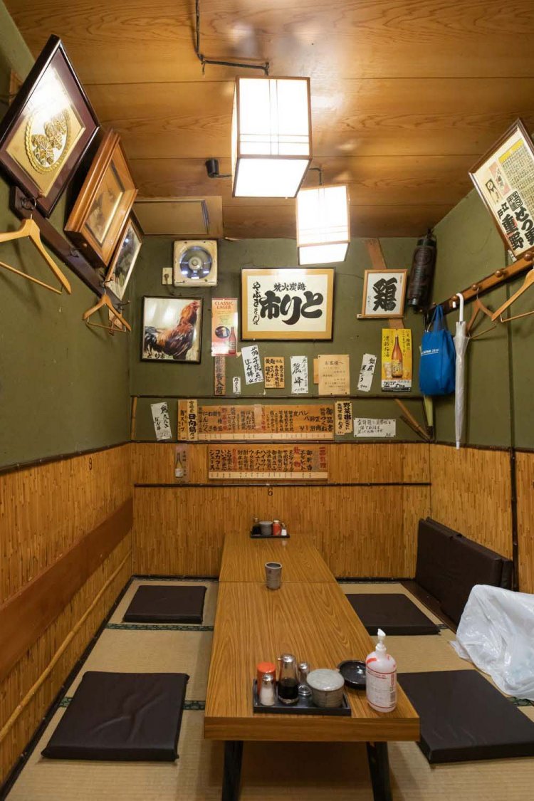 2階は4席と4席の座敷2卓。１階の階段下から靴を脱いで上がる。