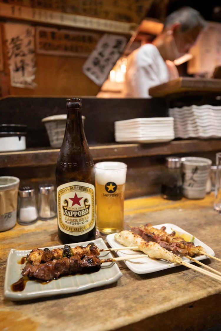 盛り合わせセット（1人前5本） 930円とサッポロビール（中瓶）630円。