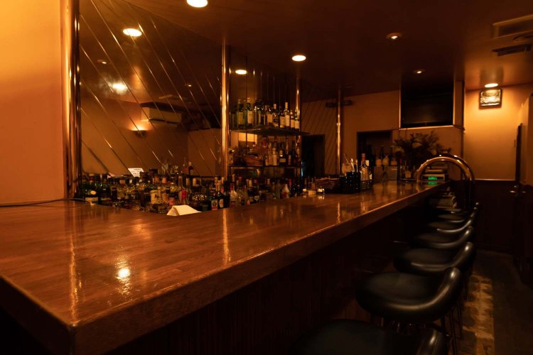 シンプルな内装。チャージは500円。お通しは4種類から選べる。