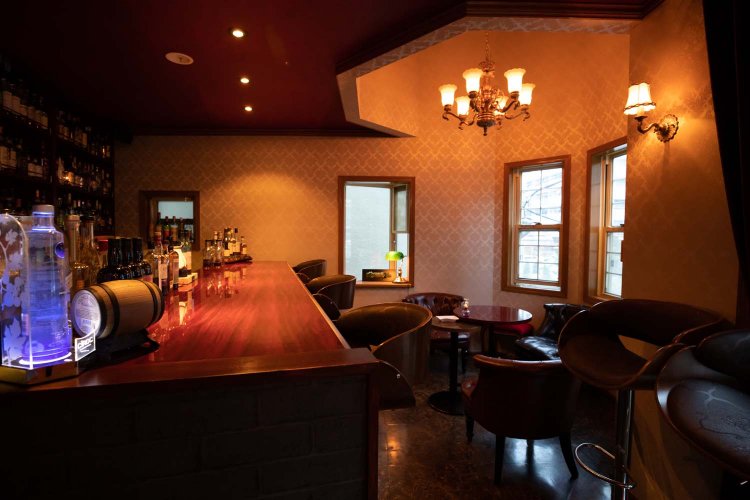 カウンター席のほか、ゆったり座れるテーブル席が2卓ある。