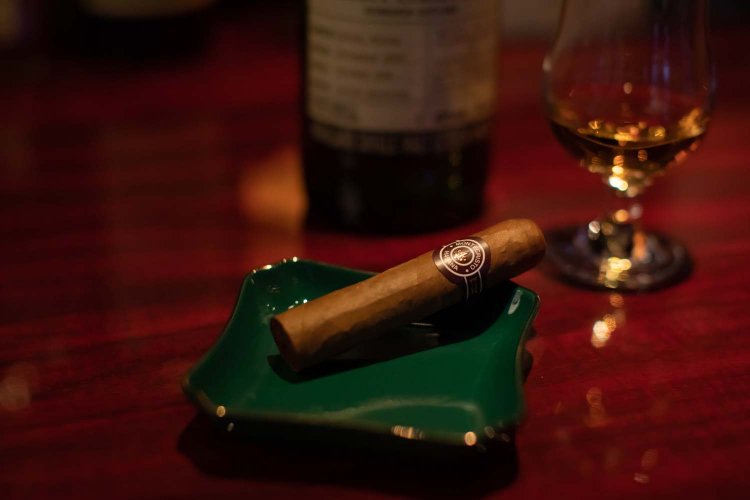 初心者におすすめのシガー。モンテクリスト メディア コロナス1290円。