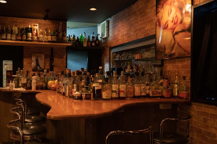 曲線を描くバーカウンター。このカウンターから隠れ家バーの着想を得た。