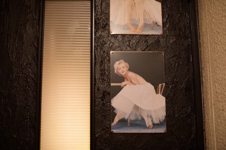 入り口ドアの金属板にもマリリン・モンローの姿がある。