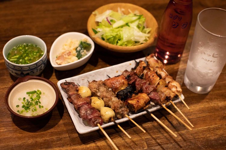 焼き鳥10本コース2800円の内7本。名物「だんご」はつなぎを一切使わない。