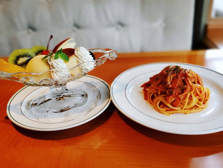 プリン・ア・ラ・モード1485円。スパゲッティ ナポリタン1980円。