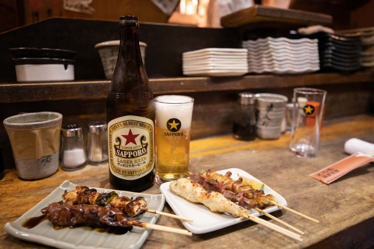 盛り合わせセット（1人前5本）930円とサッポロビール（中瓶）630円。