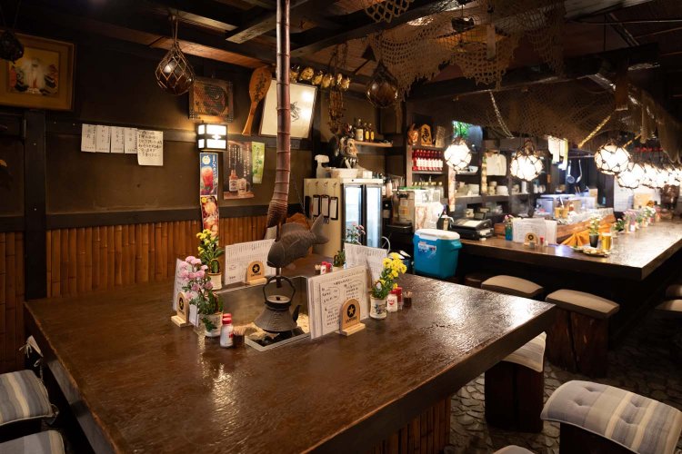 きれいに磨かれて風合いが増したテーブル。先代の奥さんが欠かさなかった花も、一週間に一度は変えて飾っている。